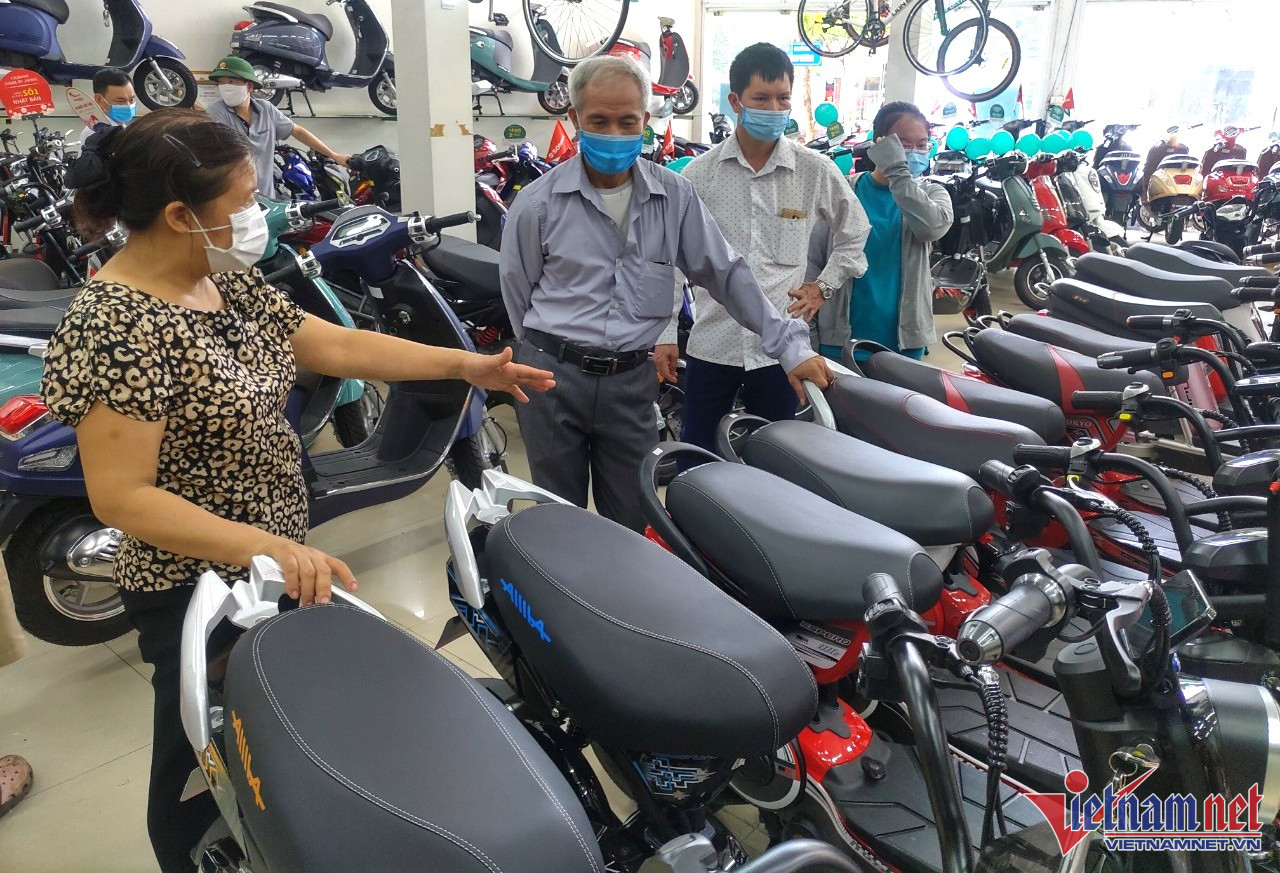 Người dân lựa chọn mua xe máy điện tại một cửa hàng ở Vĩnh Phúc. Ảnh: Đình Quý