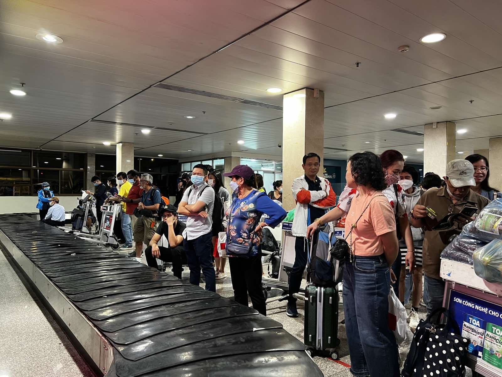 Hành khách mòn mỏi chờ hành lý tại sân bay Tân Sơn Nhất  C.T.V