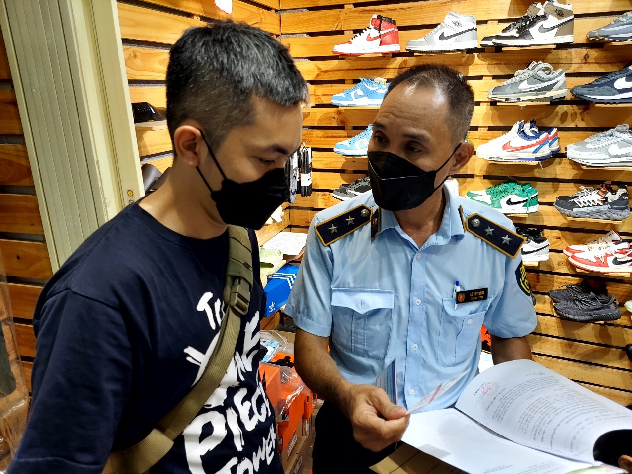  Lực lượng chức năng làm việc với các đại diện quầy bán hàng trong Sài Gòn Square  TỔNG CỤC QUẢN LÝ THỊ TRƯỜNG