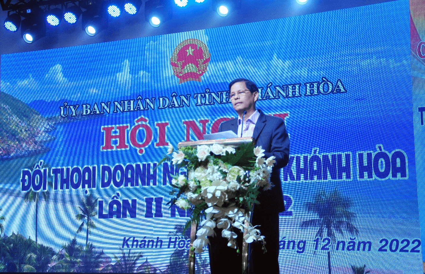 Ông Nguyễn Tấn Tuân, Phó Bí Thư Tỉnh Ủy, Chủ tịch UBND tỉnh Khánh Hòa phát biểu tại hội nghị đối thoại. 