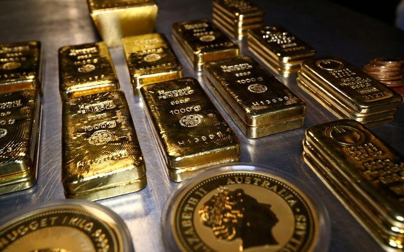 Những bất ổn địa chính trị sẽ thúc đẩy các quốc gia tích trữ vàng thay vì ngoại hối. Ảnh: Reuters.