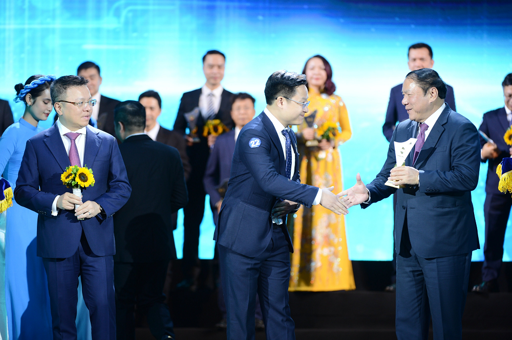 Ông Hoàng Anh Tuấn – Chủ tịch Công ty Cổ phần Tân Phú Việt Nam nhận giải thưởng