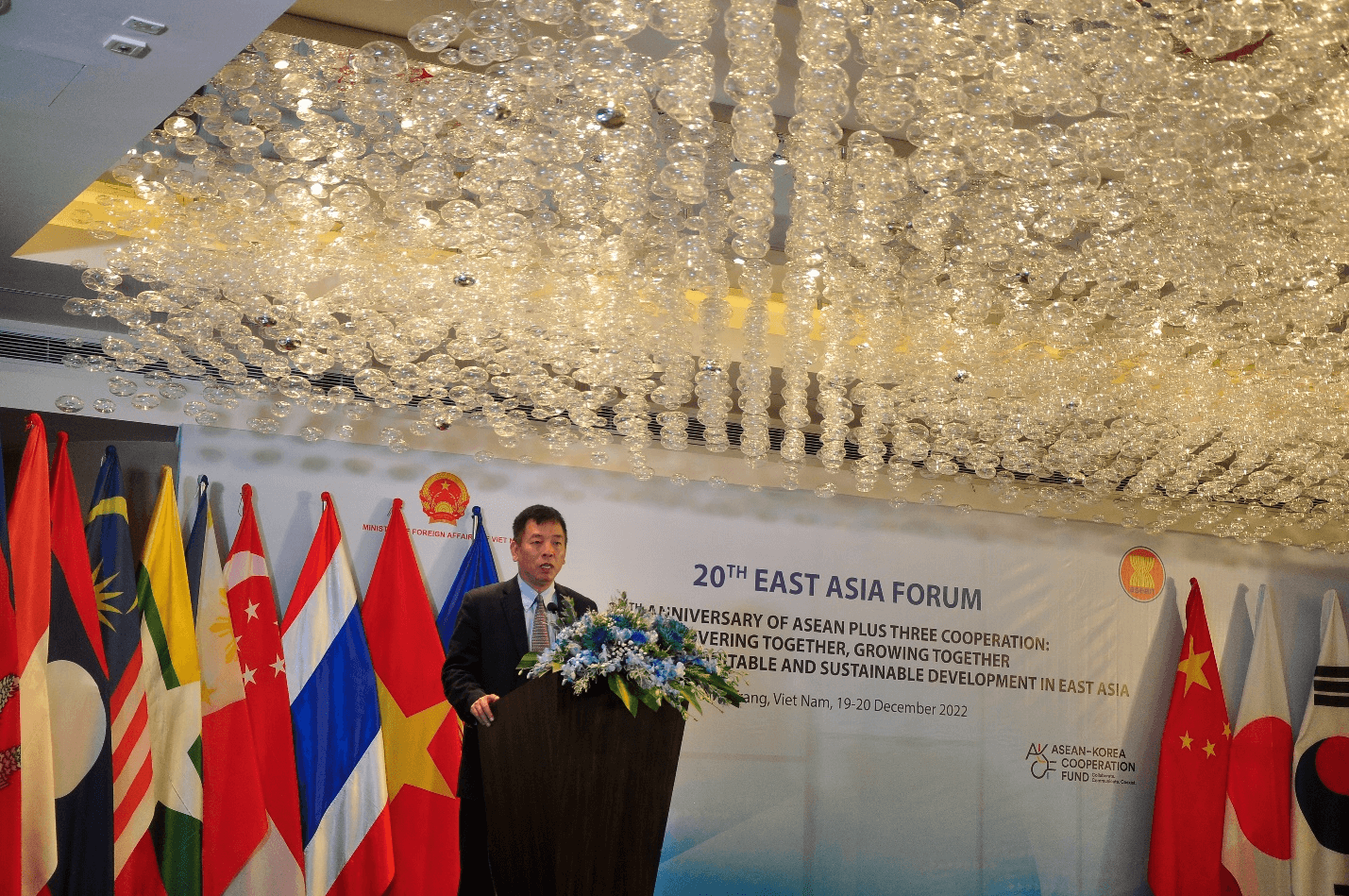Đại sứ Vũ Hồ, Quyền Trưởng SOM ASEAN của Việt Nam, phát biểu tại phiên khai mạc Diễn đàn Đông Á lần thứ 20.