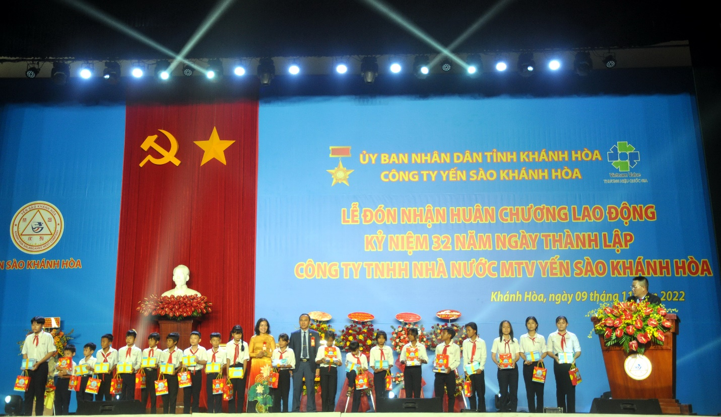 Công ty Yến sào Khánh Hoà tặng quà cho các học sinh có hoàn cành khó khăn ỏ Nha Trang, Cam Ranh, Diên Khánh.