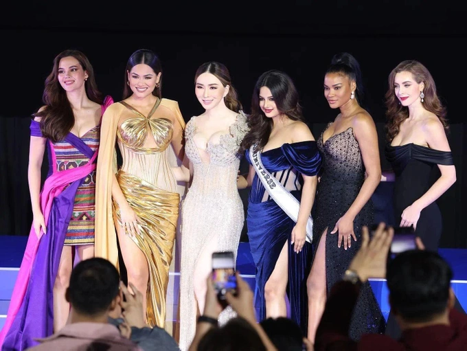 Nữ tỷ phú chuyển giới người Thái Lan - Anne Jakapong Jakrajutatip (thứ ba từ trái sang) cùng 5 Hoa hậu Hoàn vũ tại sự kiện họp báo tại Bangkok, Thái Lan, ngày 7/11 (Ảnh: MU).