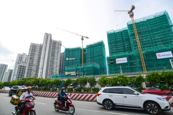 Nhiều ý kiến cho rằng việc thu thuế chuyển nhượng bằng 2% giá trị giao dịch nhà đất là cao. Trong ảnh: nhiều chung cư xây dựng dọc tuyến xa lộ Hà Nội, TP Thủ Đức, TP.HCM - Ảnh: QUANG ĐỊNH