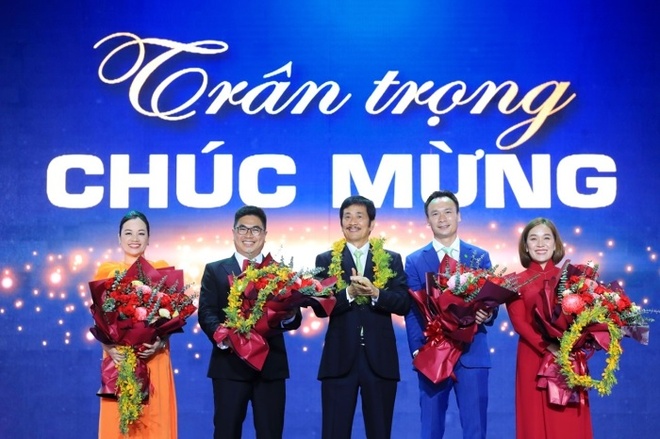 Ông Bùi Thành Nhơn (giữa) trong buổi chuyển giao vị trí chủ tịch HĐQT cho ông Bùi Xuân Huy hồi tháng 1/2022. Ảnh: NVL.