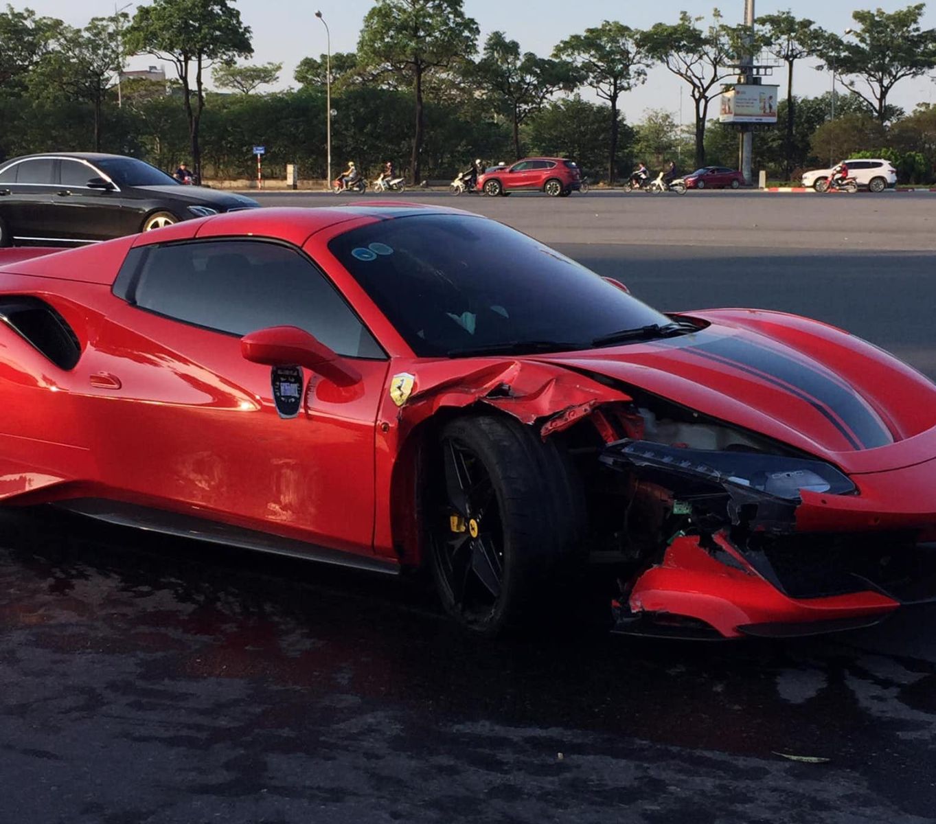  Chiếc siêu xe Ferrari 488 Pista Spider trong vụ tai nạn rạng sáng ngày 31/10 với phần đầu bên ghế phụ vỡ nát. Ảnh: Đặng Đức Long
