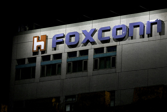 Nhà máy lắp ráp iPhone của Foxconn tại thành phố Trịnh Châu tuyển công nhân mới và chuẩn bị khôi phục năng lực sản xuất như bình thường sau vụ biểu tình lớn của hàng trăm công nhân hồi tháng trước.