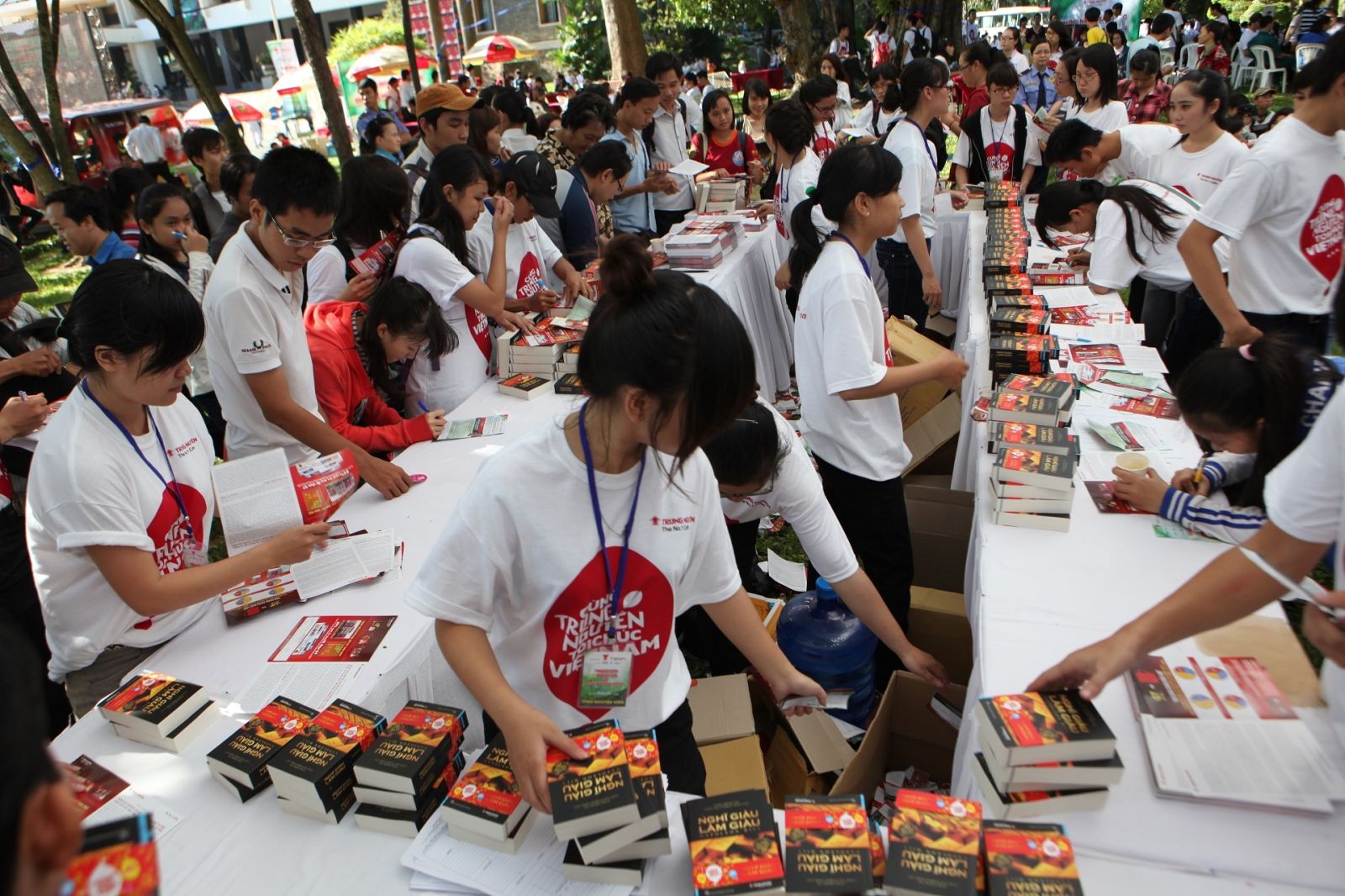 Hàng ngàn cuốn sách đầu tiên của Tủ sách nền tảng đổi đời "Nghĩ giàu làm giàu" được trao tặng cho thế hệ trẻ trong Ngày hội Sáng tạo vì khát vọng Việt tại Dinh Thống Nhất vào ngày kỷ niệm 9 năm ra mắt G7 (23.11.2012)