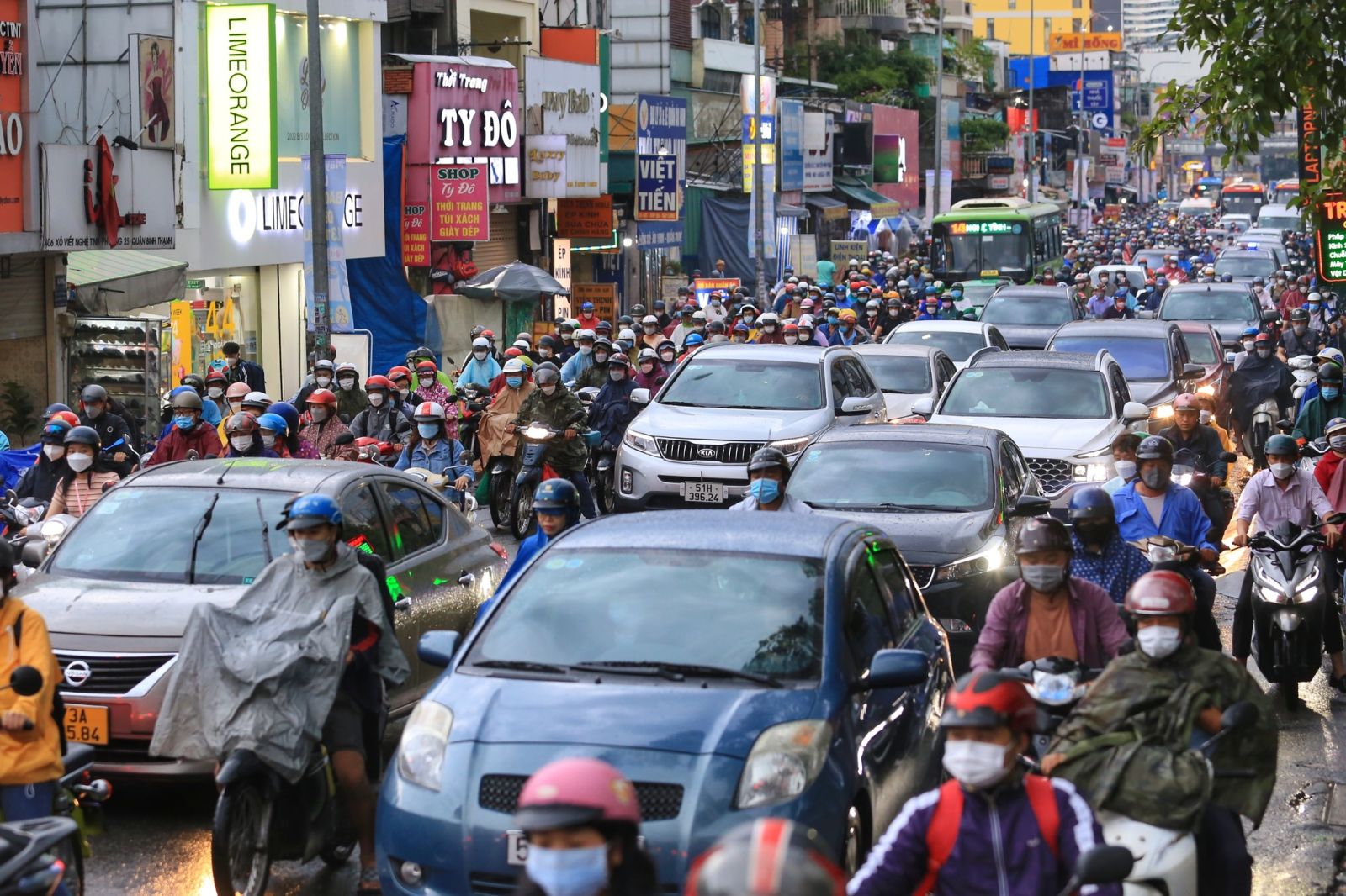 TP.HCM và Hà Nội đang nỗ lực triển khai các biện pháp nhằm hạn chế xe cá nhân, giảm ùn tắc  NHẬT THỊNH