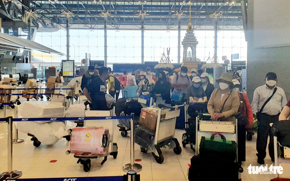 Hành khách Việt di chuyển nhộn nhịp tại sân bay Suvarnabhumi (Thái Lan) - Ảnh: C.TRUNG