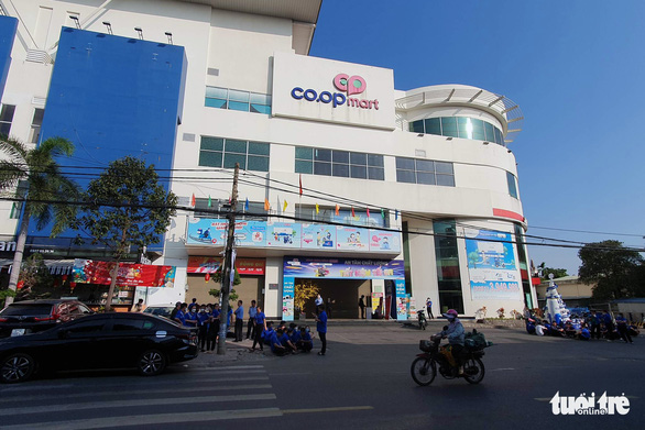Hàng chục nhân viên ngừng việc, tụ tập trước cửa siêu thị Co.opmart Biên Hòa sáng 15-12 - Ảnh: A LỘC