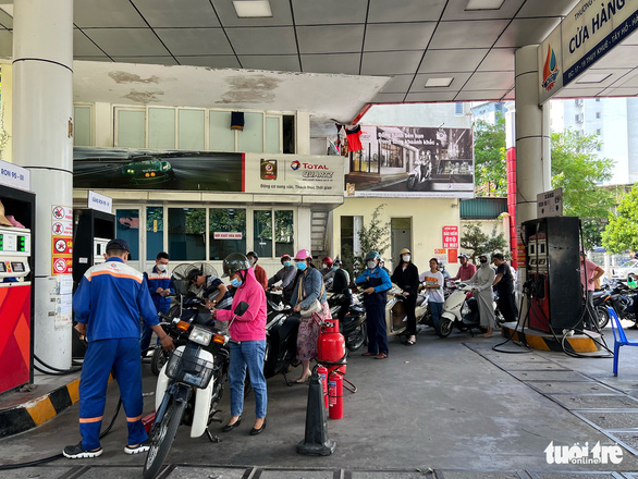 Cây xăng hoạt động cầm chừng, người dân xếp hàng dài chờ tới lượt tại cửa hàng xăng dầu Nam Triệu 03, Thụy Khuê - Ảnh: PHẠM TUẤN