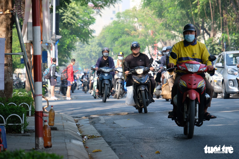 Trên đường Nguyễn Thái Học, cứ vài chục mét là lại có một chai nhựa đựng xăng được đặt sát mép vỉa hè - Ảnh: NGUYÊN BẢO