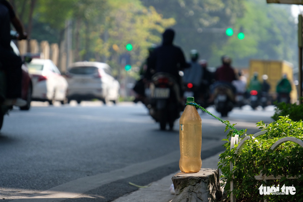 Điểm bán xăng tự phát "mọc như nấm" trên đường Nguyễn Thái Học sáng 3-11 - Ảnh: NGUYÊN BẢO