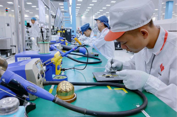 Công nhân làm việc tại một nhà máy điện tử ở Việt Nam - Ảnh: ASIA TIMES/FACEBOOK