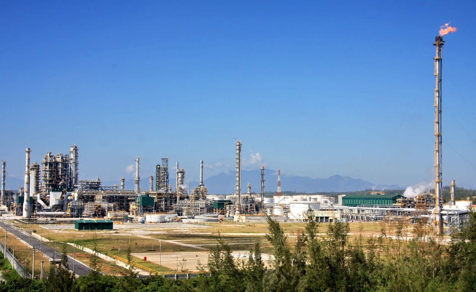 Nhà máy lọc dầu Dung Quất do Công ty BSR quản lý  H.C