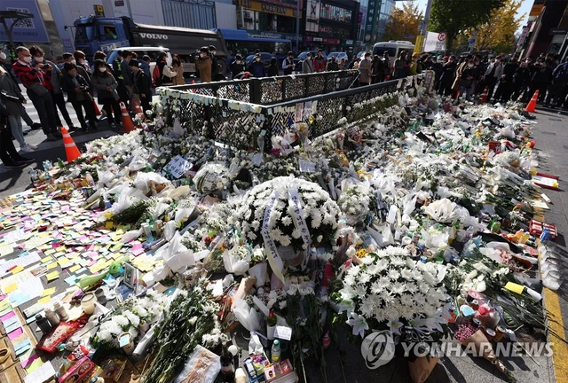 Tưởng niệm các nạn nhân trong thảm kịch Itaewon. Ảnh: Yonhap