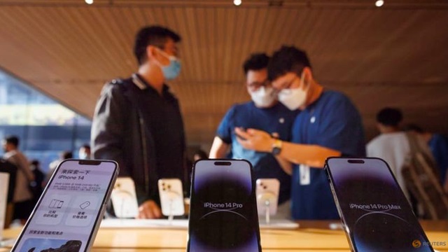 Các phiên bản iPhone 14 được trưng bày trong một cửa hàng ở Bắc Kinh. (Ảnh: Reuters)