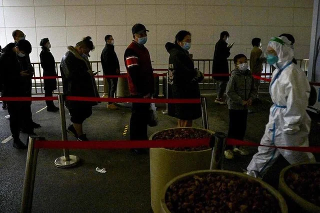 Hôm 20-11, Trung Quốc ghi nhận thêm 24.215 ca nhiễm COVID-19 trong cộng đồng. Ảnh: Reuters