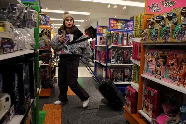 Khách hàng mua sắm tại một cửa hàng đồ chơi ở TP New York - Mỹ hôm 25-11Ảnh: Reuters