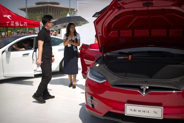 Người Trung Quốc yêu thích đặc biệt với Tesla - Các nhà sản xuất xe điện nội địa cũng phải ghen tị ra mặt - Ảnh 1.
