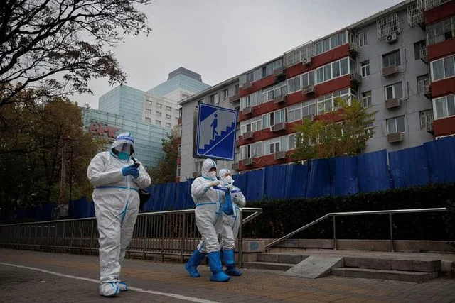 Nhân viên y tế tại một khu vực bị phong tỏa vì COVID-19 ở Bắc Kinh hôm 18-11. Ảnh: Reuters