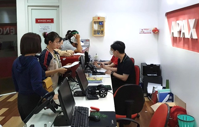 Nhiều phụ huynh tới trung tâm anh ngữ để đòi lại tiền, khiếu nại (ảnh: VietnamNet).