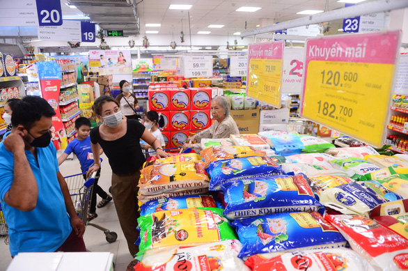 Hàng hóa dồi dào sẵn sàng phục vụ người dân mua sắm cuối năm tại siêu thị Co.op Mart Cống Quỳnh, quận 1, TP.HCM - Ảnh: QUANG ĐỊNH