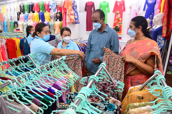 Du khách Ấn Độ mua sắm quần áo trong chợ Bến Thành, quận 1, TP.HCM vào tháng 10-2022 - Ảnh: QUANG ĐỊNH