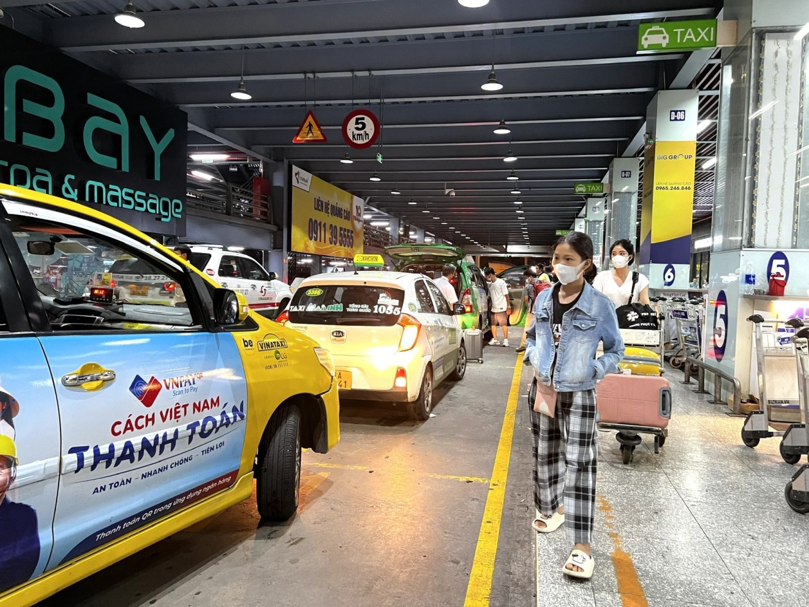 Hành khách đón xe tại sân bay Tân Sơn Nhất thời gian qua rất khó khăn vì số lượng phương tiện ít hơn nhiều so với nhu cầu  H.M