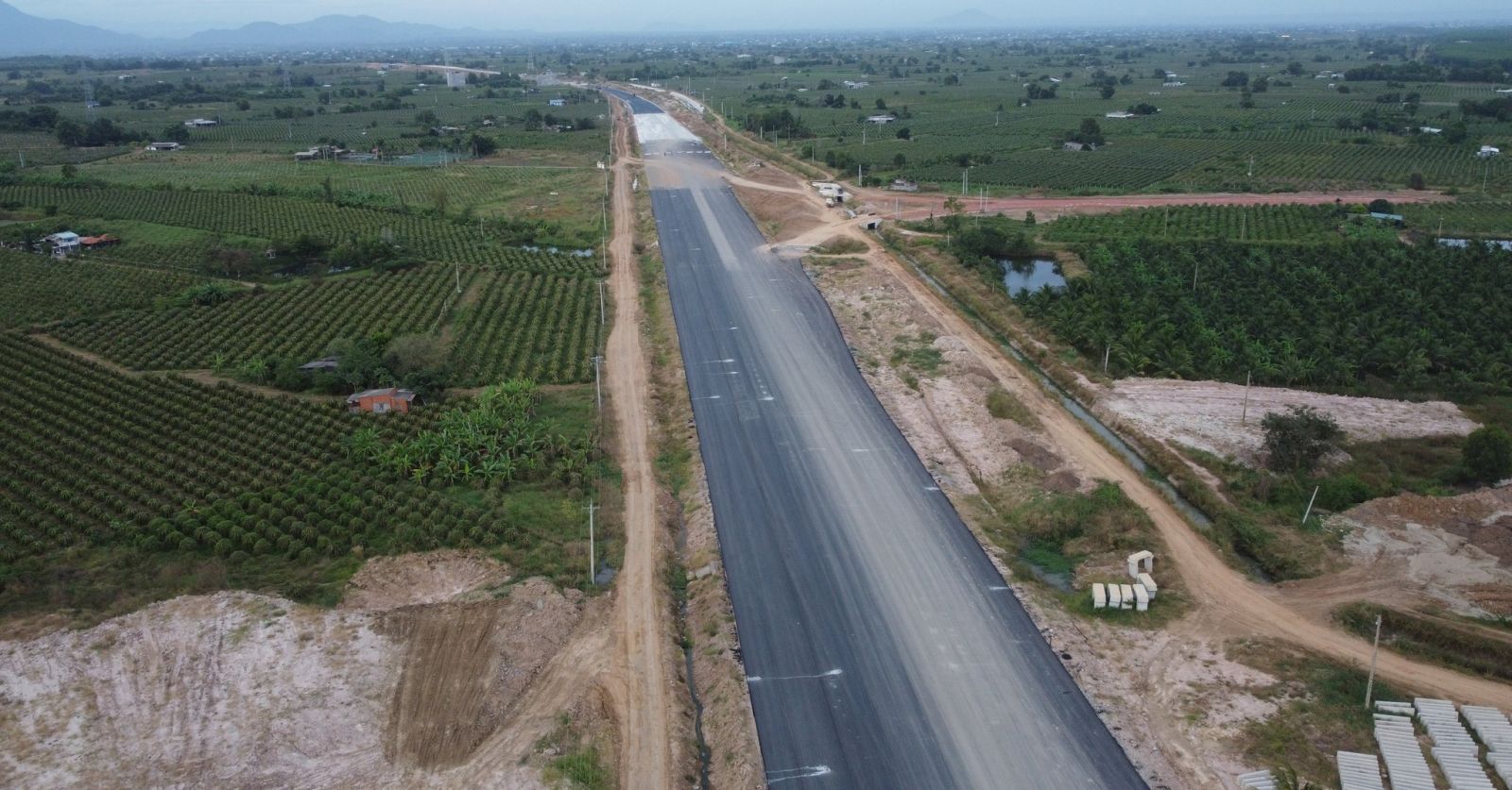 Đoạn cuối của cao tốc Vĩnh Hảo - Phan Thiết (xã Hàm Kiệm, H.Hàm Thuận Nam, Bình Thuận)  QUẾ HÀ