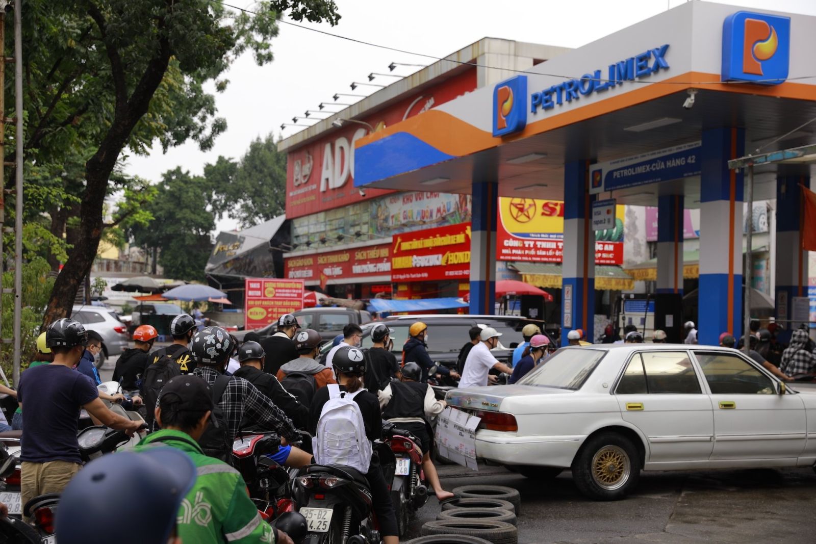 Người dân Hà Nội xếp hàng mua xăng trong sáng 11.11, ngay trước kỳ điều chỉnh giá lần 2 trong tháng 11  QUÀNG ĐẠT