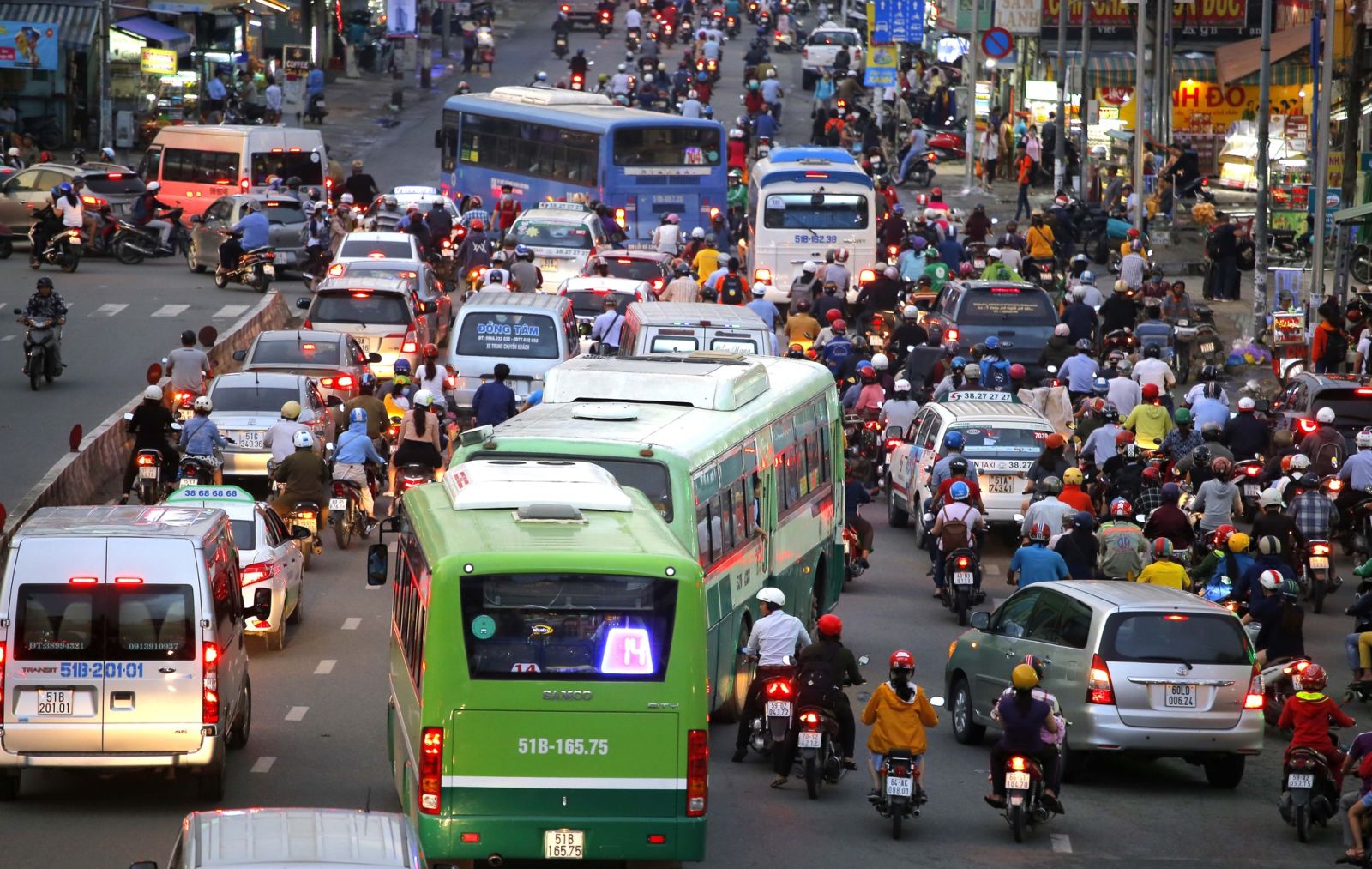 Mạng lưới giao thông công cộng hạn chế là điểm mấu chốt khiến các giải pháp hạn chế xe cá nhân luôn vấp phải ý kiến trái chiều  NGỌC DƯƠNG