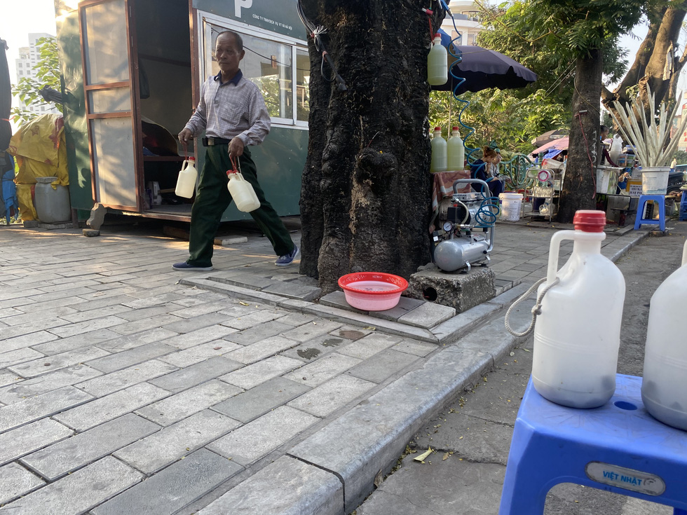 Đầu đường Nghi Tàm, quận Tây Hồ có hai điểm bán xăng tự phát. Chiếc can trong hình được người đàn ông này nói là can 2 lít, bán xăng 60.000 đồng/can.