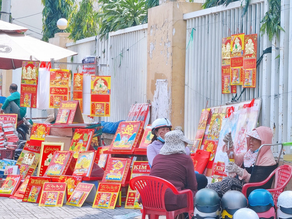 Người mua lác đác, người bán thảnh thơi tại một điểm bán lịch trên đường Phan Đăng Lưu (quận Phú Nhuận) - Ảnh: NHẬT XUÂN