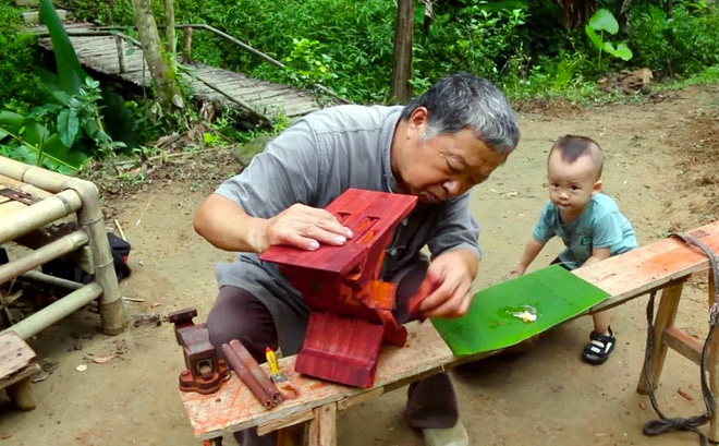 Từ làm đồ chơi cho cháu, người đàn ông 63 tuổi trở thành hiện tượng mạng