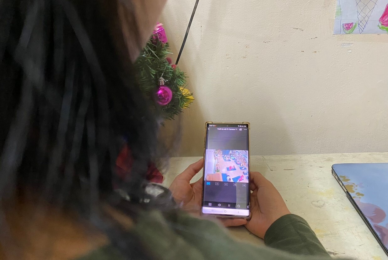 Giáo viên khốn khổ vì phụ huynh "canh" camera