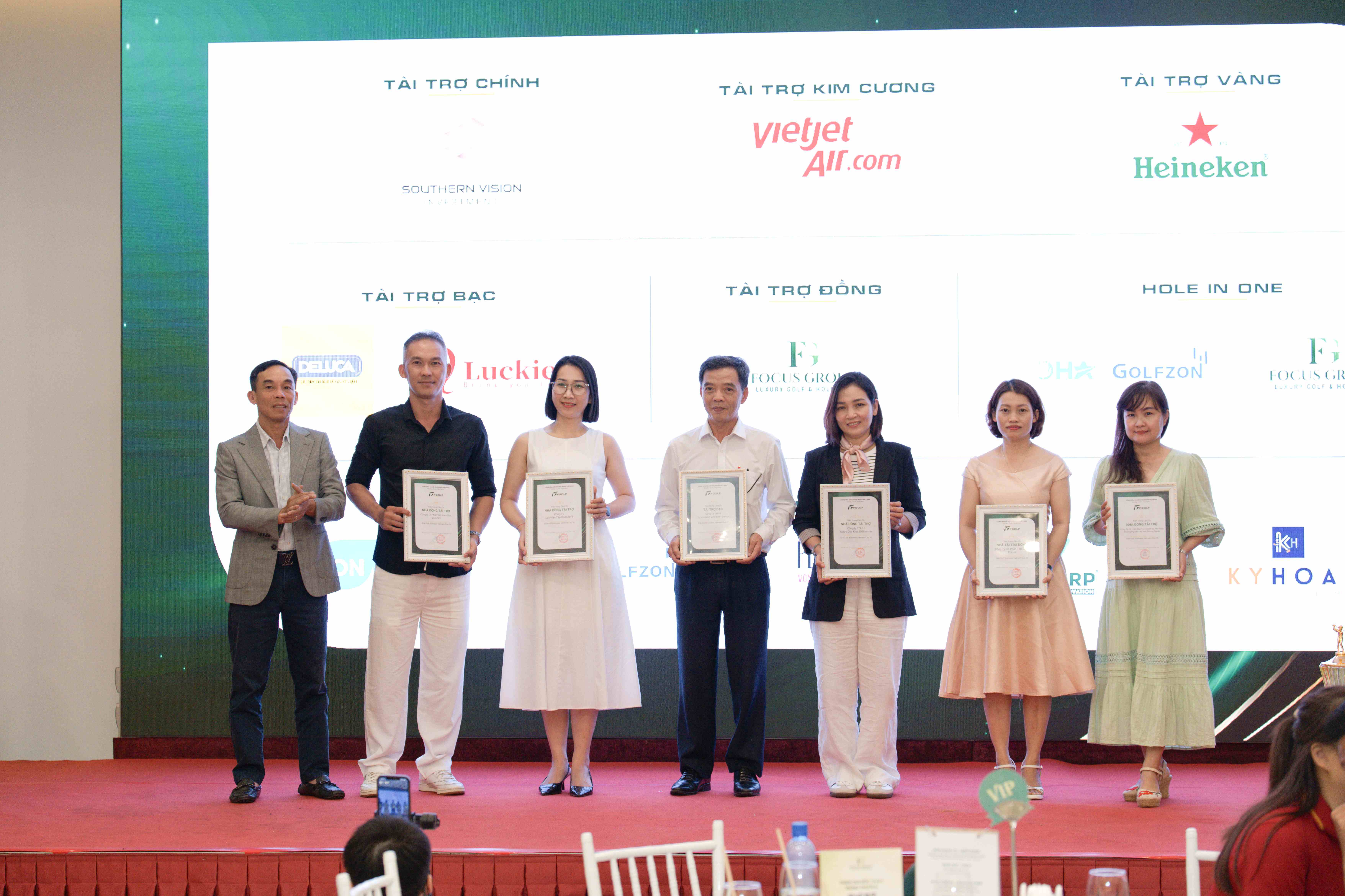 Tri ân sự hợp tác chiến lược giữa Nhà tài trợ và FGOLF tại giải Business VietNam Cup 26