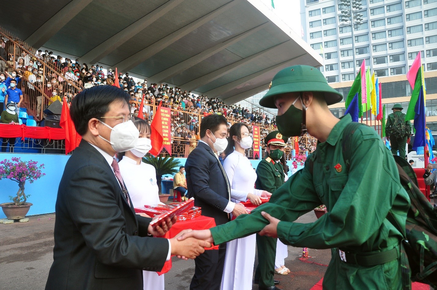Ông Hồ Văn Mừng - Ủy viên dự khuyết Trung ương Đảng, Ủy viên Ban thường vụ Tỉnh ủy, Bí Thư Thành ủy Nha Trang; tặng quà TN lên đường làm NVQS năm 2022