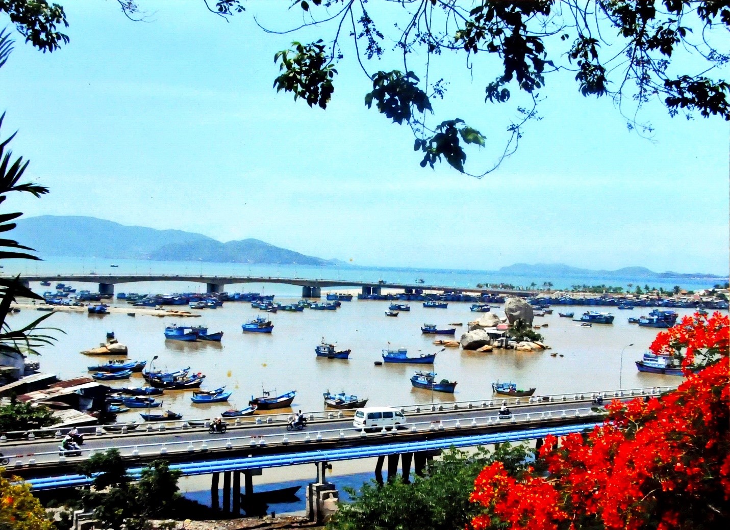 Cầu Xóm Bóng Nha Trang, nơi biển và sông giao nhau