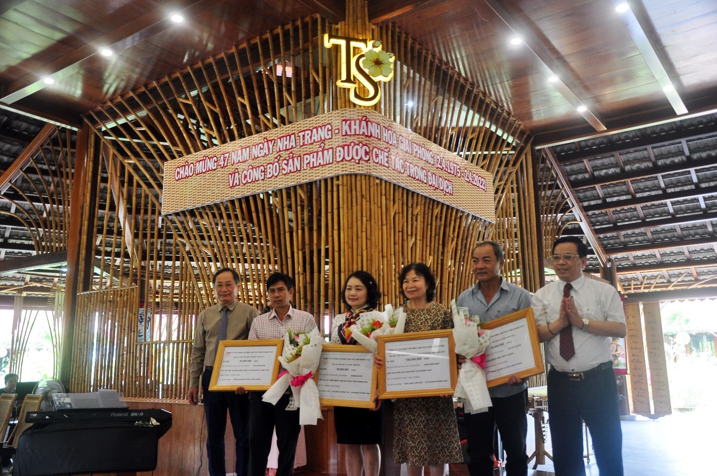 Lãnh đạo Thành phố Nha Trang, Tỉnh Khánh Hòa trao tặng 200 triệu đồng của Làng nghề Trường Sơn đến các Đơn vị.