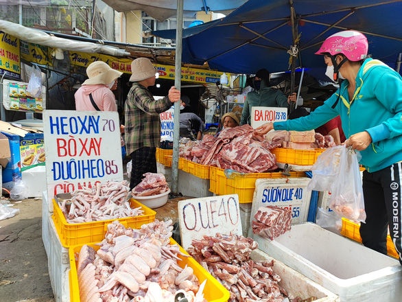 Thịt heo nhập khẩu được bày bán lộ thiên, không bao bì, nhãn mác tại một cửa hàng gần chợ đầu mối Thủ Đức - Ảnh: N.TRÍ