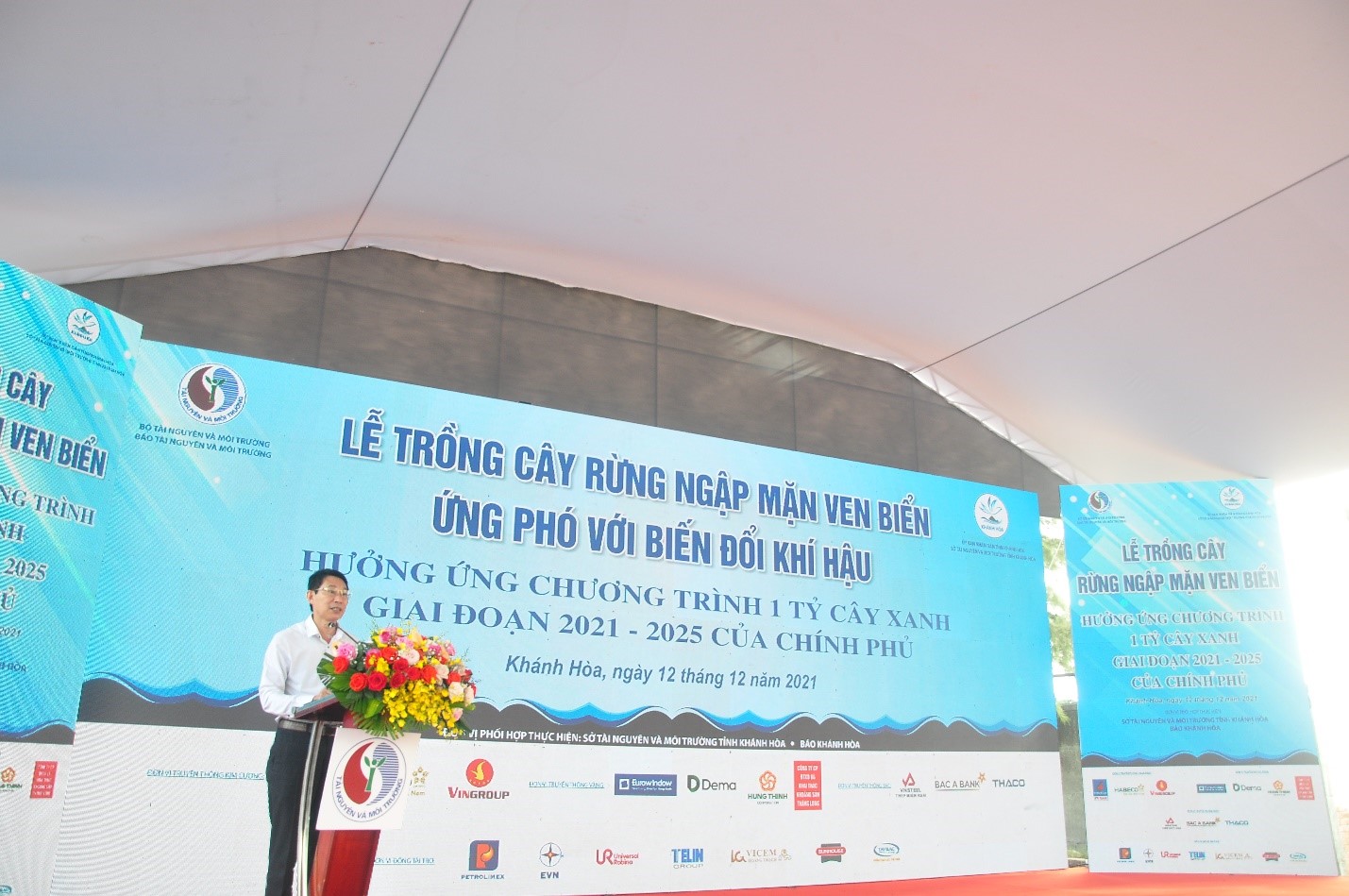 Ông Đinh Văn Thiệu Phó Chủ tịch UBND tỉnh Khánh Hòa phát biểu tại lễ trồng cây.