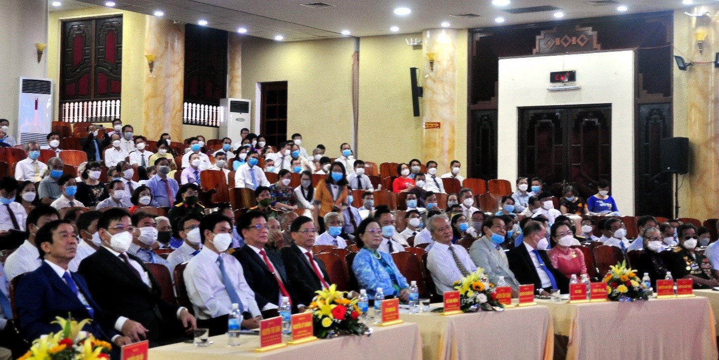 Lãnh đạo Tỉnh Ủy, UBND Tỉnh, Nguyên lãnh đạo tỉnh Khánh Hòa, Lãnh đạo Thành Ủy, UBND Thành Phố Nha Trang,  dự lễ Kỉ niệm 45 năm Ngày Nha Trang nâng cấp lên Thành phố.