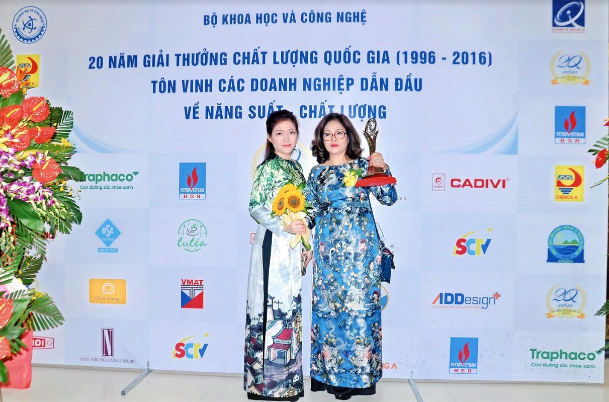 Bà Dung và con gái Trương Cẩm Tú - Giám đốc Nam Hải MTC – Phó CTHĐQT Công ty Cổ  phần EuroHa trong buổi lễ nhận giải thưởng Chất lượng Quốc gia và giải thưởng chất lượng Châu Á –  Thái Bình Dương cho Công ty Cổ phần Euroha vào ngày 8/5/2016