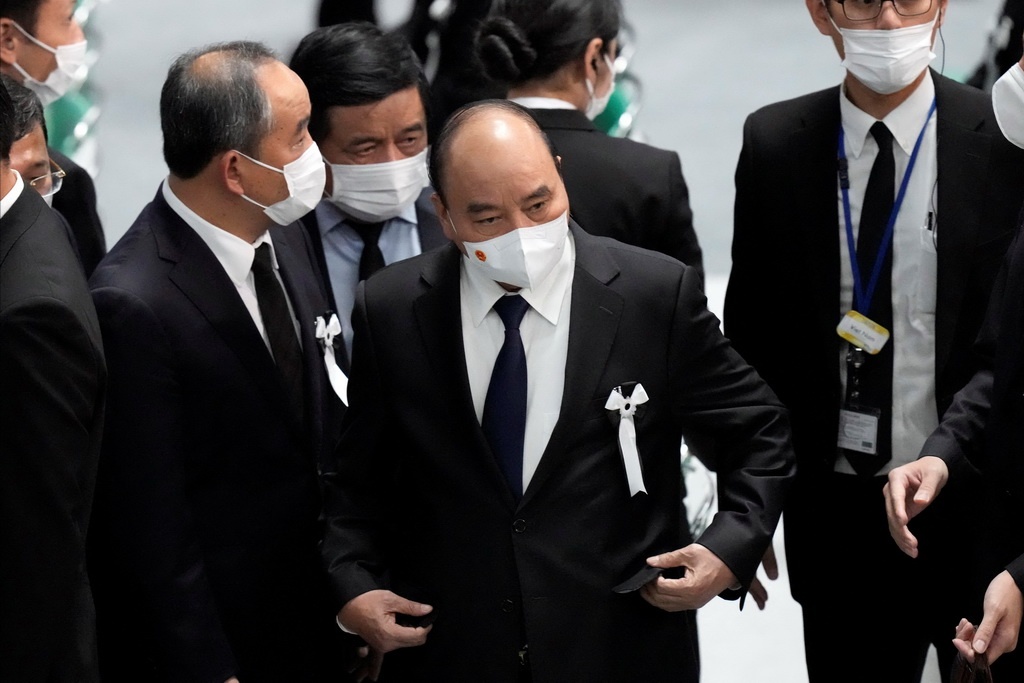 Chủ tịch nước Nguyễn Xuân Phúc đến nhà tang lễ  REUTERS