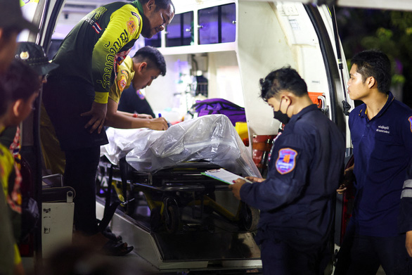 Thi thể nghi phạm xả súng được đưa đi ở tỉnh Nong Bua Lam Phu, Thái Lan, ngày 6-10 - Ảnh: REUTERS