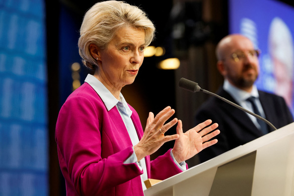 Chủ tịch Ủy ban châu Âu Ursula von der Leyen phát biểu tại cuộc họp báo rạng sáng ngày 21-10 - Ảnh: REUTERS